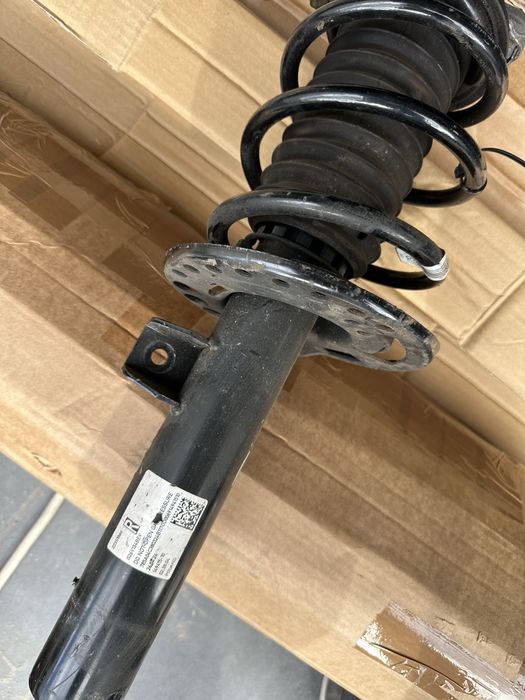 BMW i4 g26 амортизатор перід правий 31315A04C38