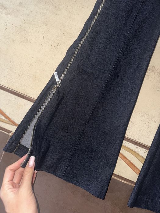 Джинсы клеш с разрезами