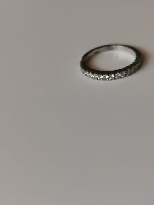 Złoty pierścionek z bialego zlota wysadzany brylantami