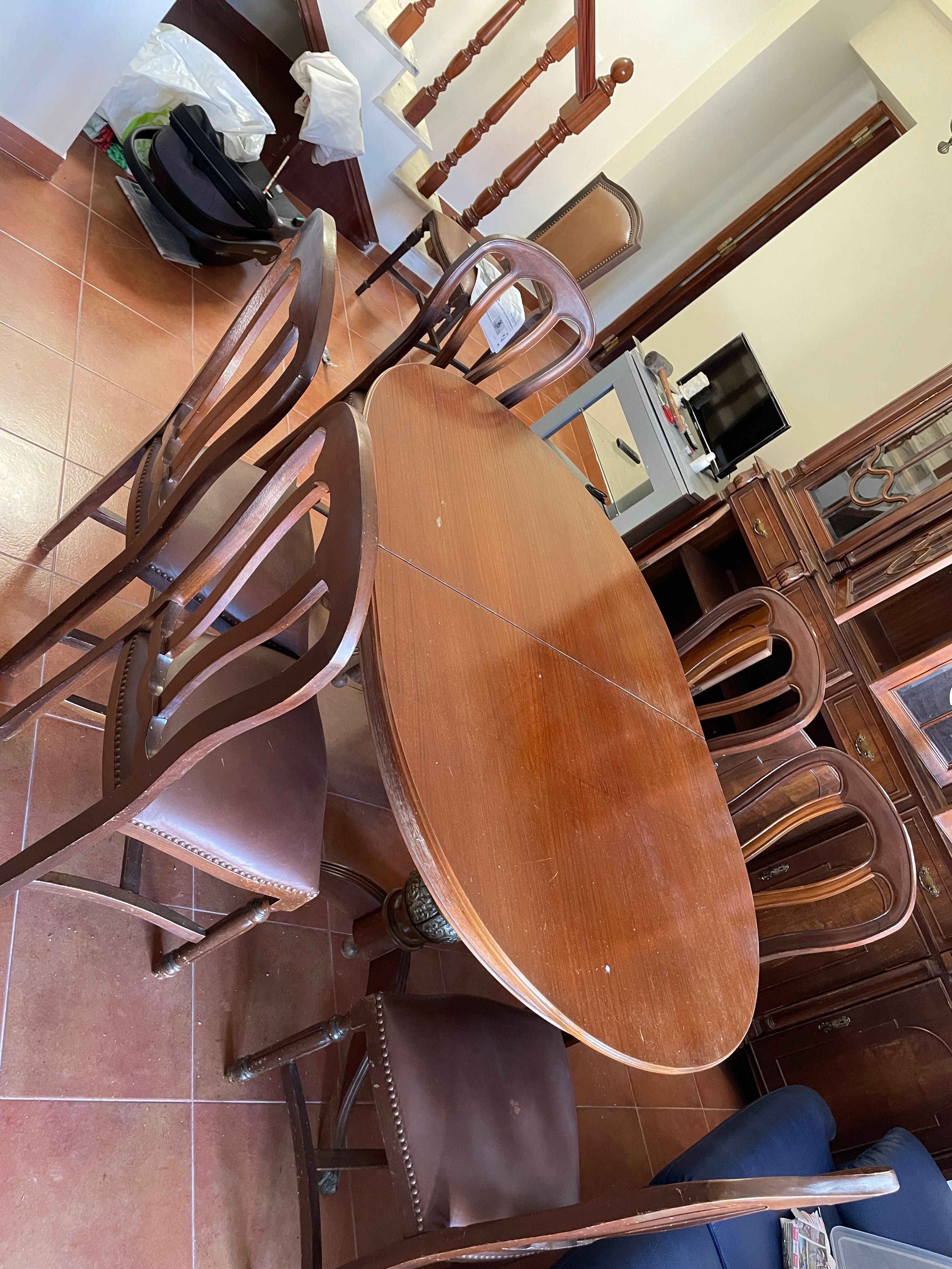 Mesa de madeira com 6 cadeiras