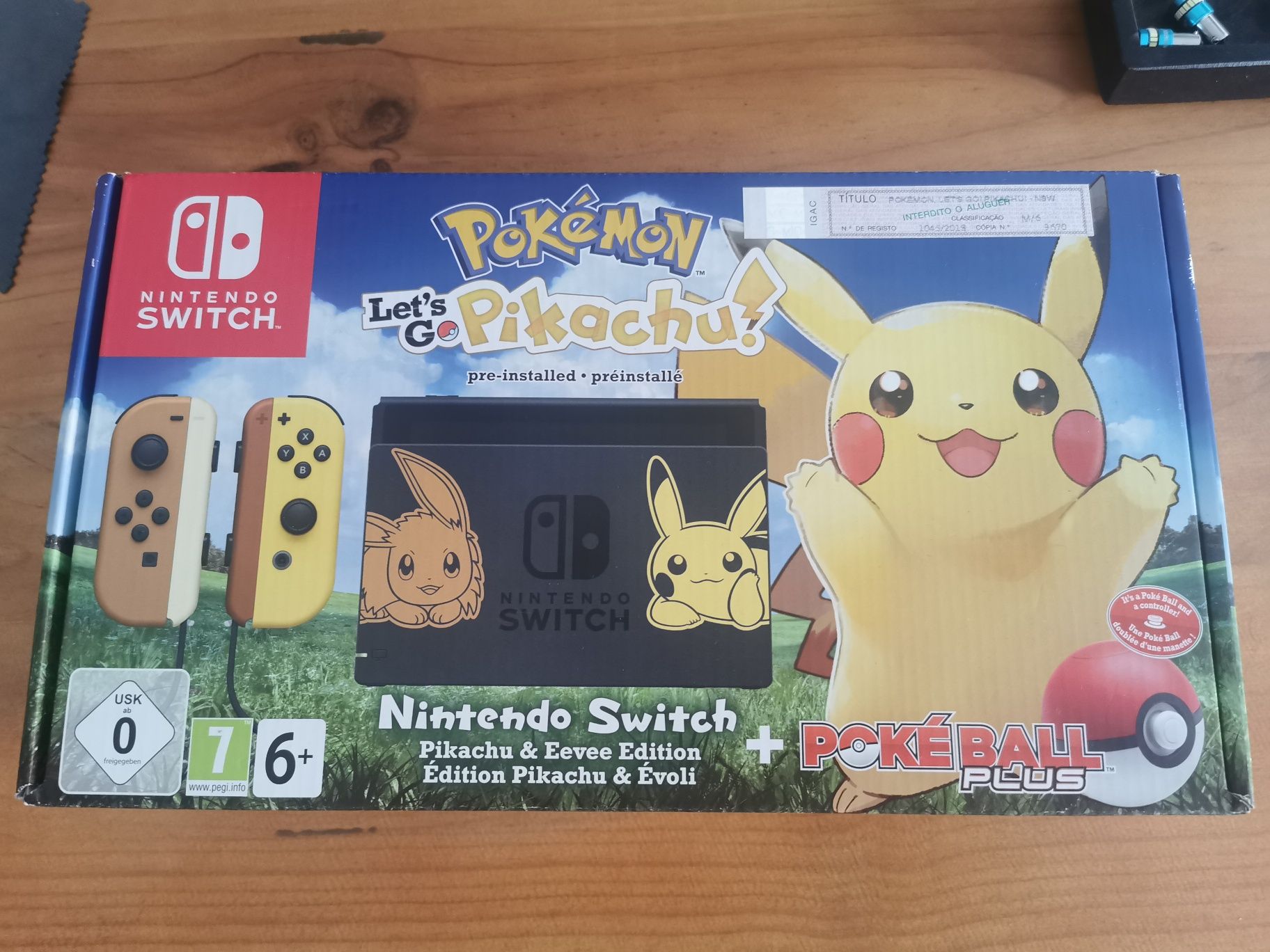 Nintendo Switch Let's Go Pikachu edition + extras