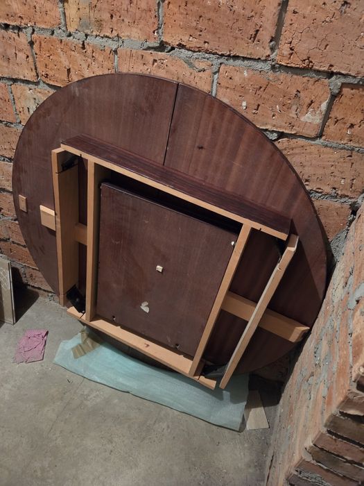 Stary stół rozkładany w dobrym stanie