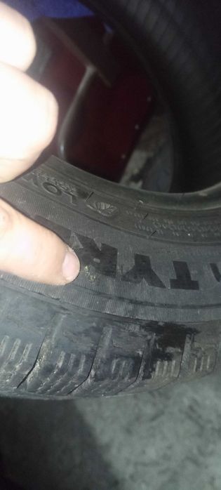 Продам дві зимові шини Р14