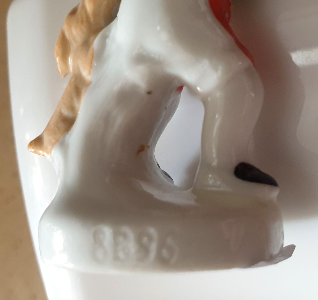 Amorosa antiga figura com ampulheta em porcelana alemã