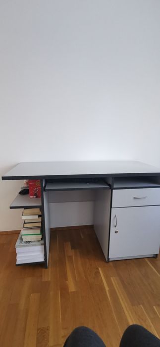 Biurko kolor jasny szary