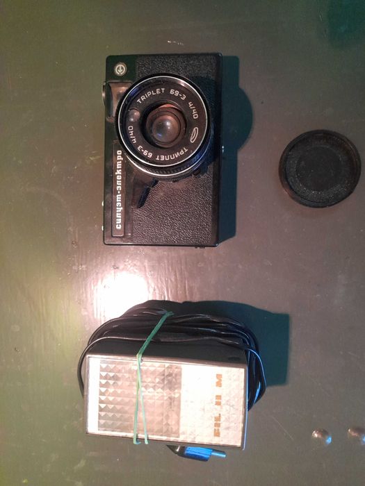 Aparat fotograficzny ZSRR i lampa blyskowa Fil II M