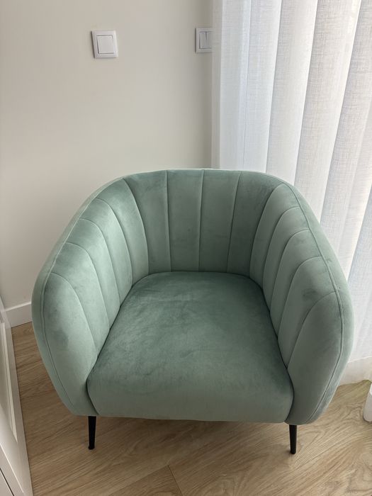 Cadeirão verde de veludo da loja Gato Preto