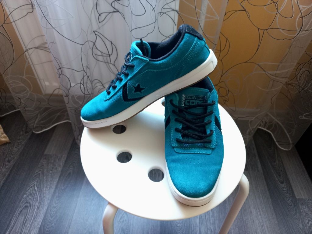 Оригінальні замшеві кросівки Converse