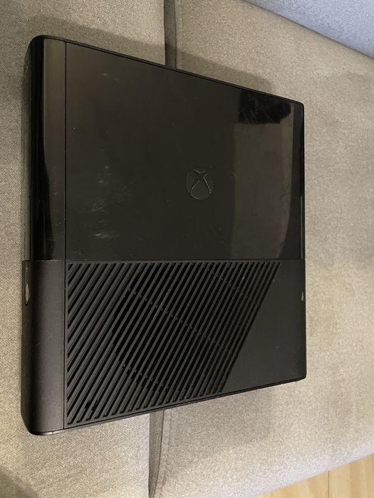 Konsola xbox 360 z zasilaczem i dyskiem