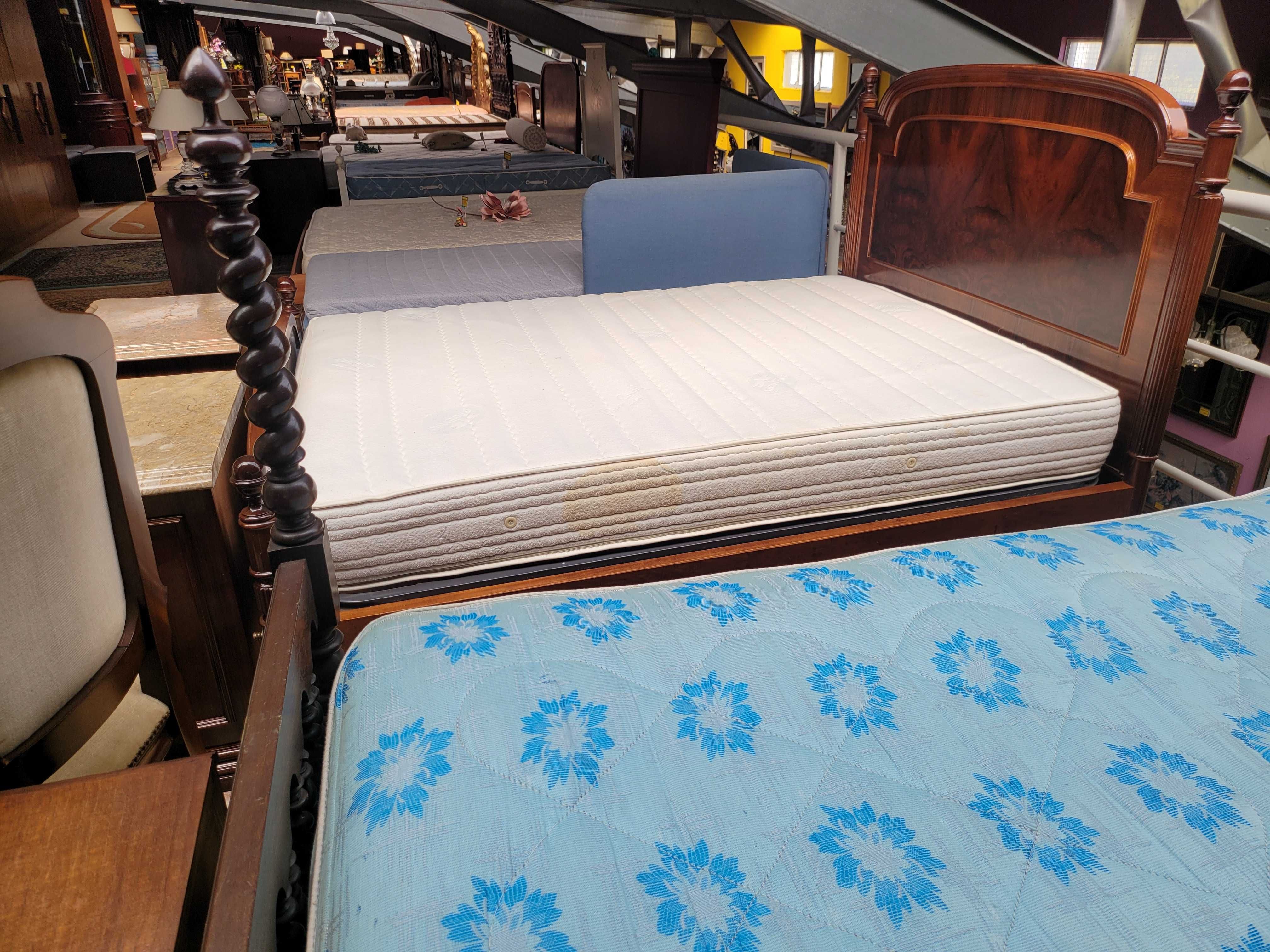 Excelente cama em madeira com estrado e colchão - Muito
