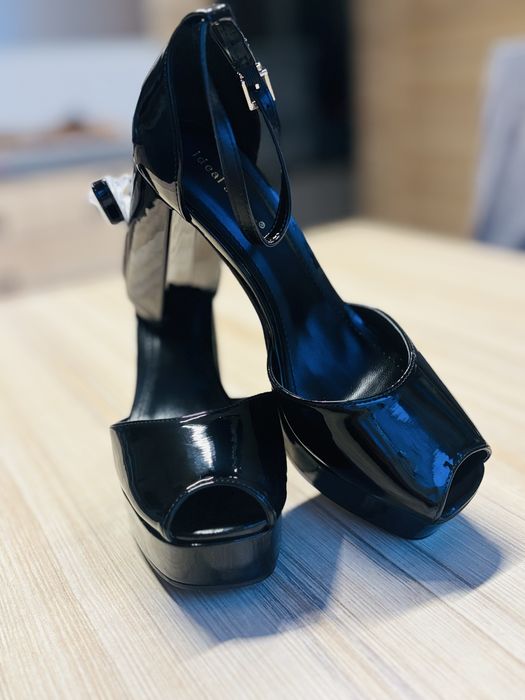 Czarne lakierki na slupku