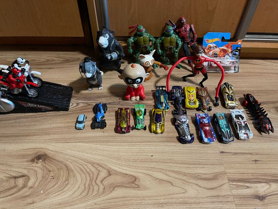 Samochodziki i wyrzutnia Hot Wheels