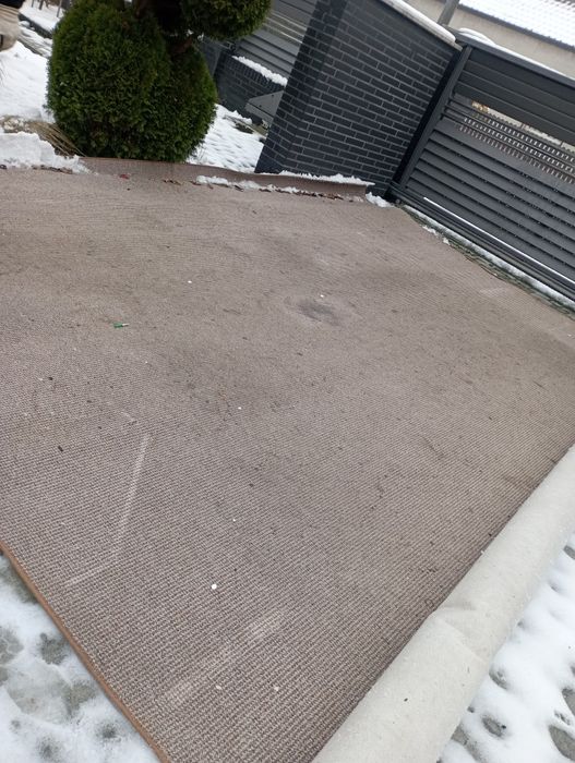 Wykładzina dywanowa używana 5 metrów na 5 metrów na 5 m