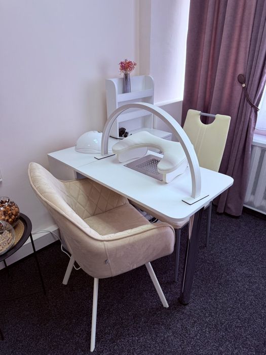 Здається в оренду місце для майстра манікюру.