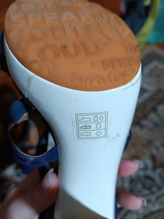 Босоніжки на високих підборах