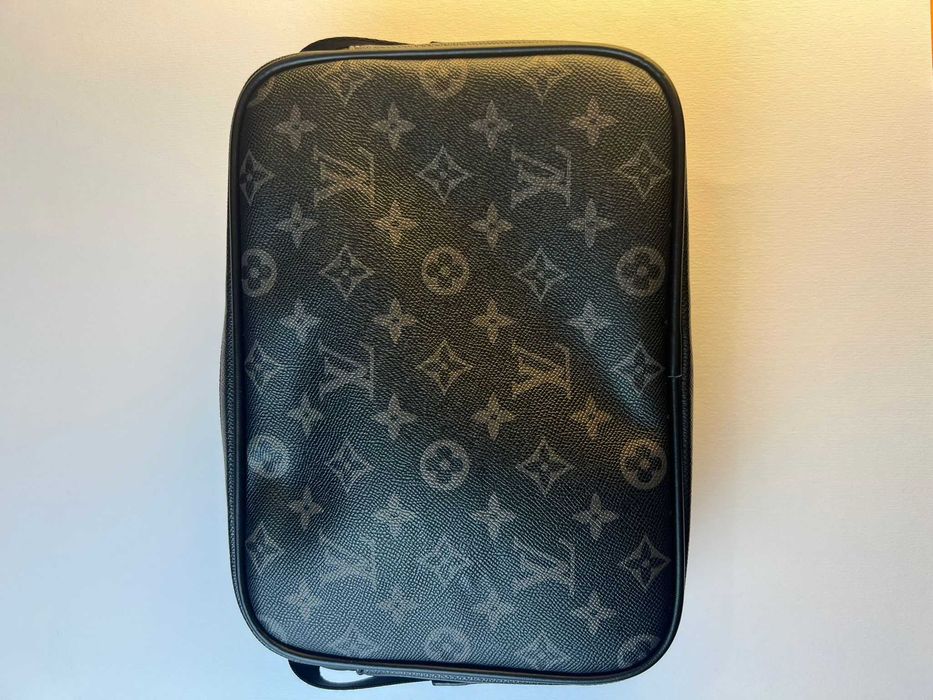 Bolsa Tiracolo Preta com alguns detalhes