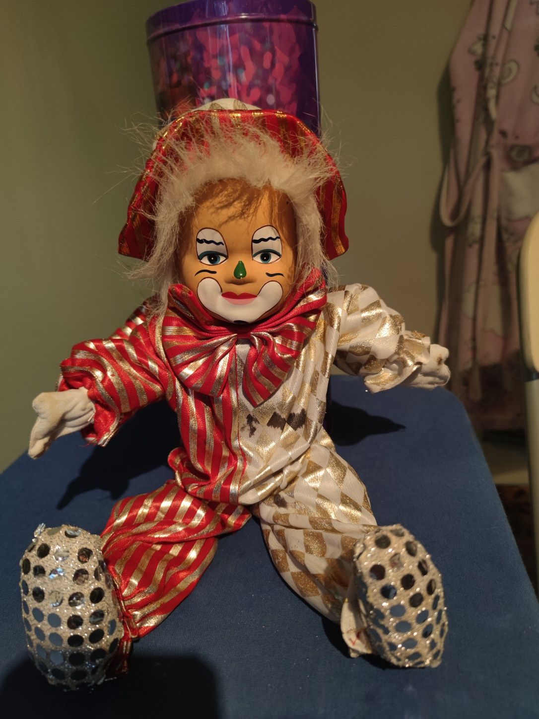 Klaun z porcelanową twarzą