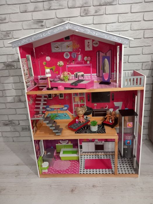 Domek drewniany z drewnianymi mebelkami