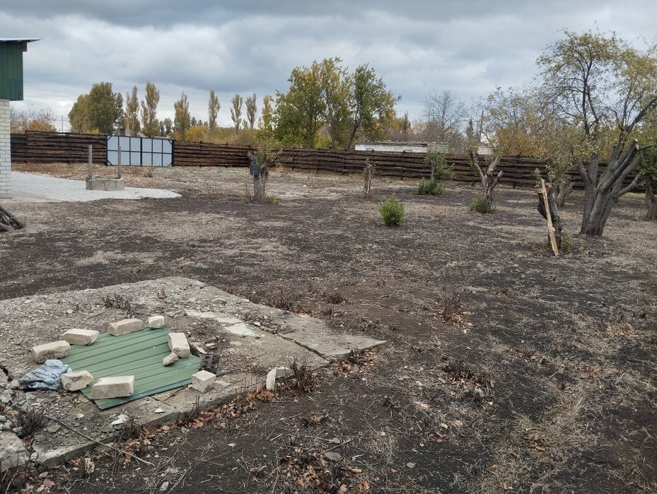 Гарна та велика земельна ділянка з забудовою