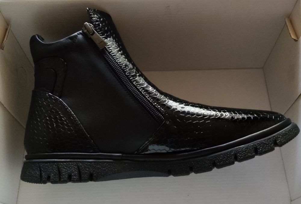 Ботинки кожаные .