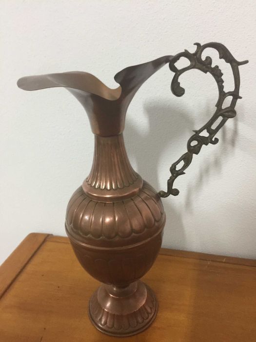 Jarros  e prato de cobre, bule, e jarra