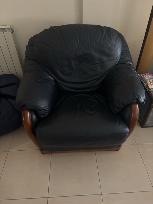 3 sofás de pele para 4 pessoas