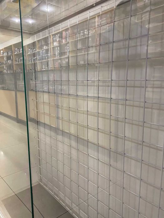 Б/у шафа скляна з сіткою в гарному стані витрина