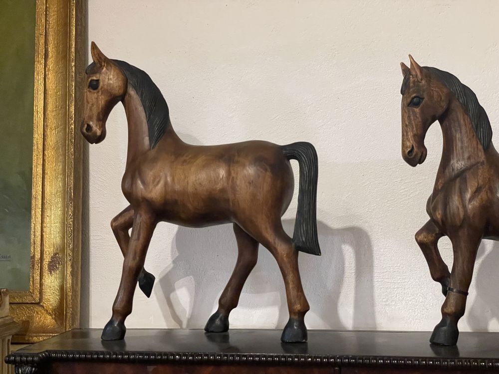 Cavalos de madeira de grandes dimensoes