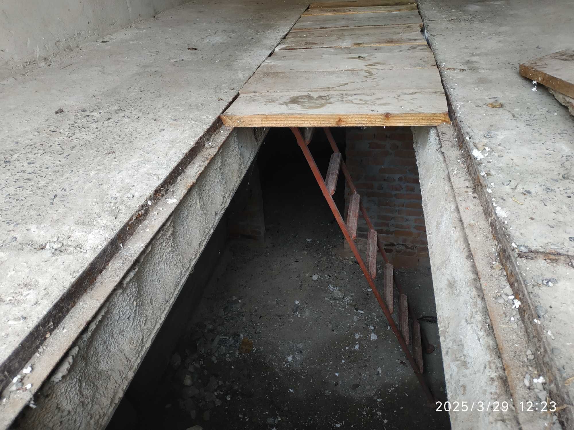 Гараж в районі кінотеатру Миколайчука на Воробкевича