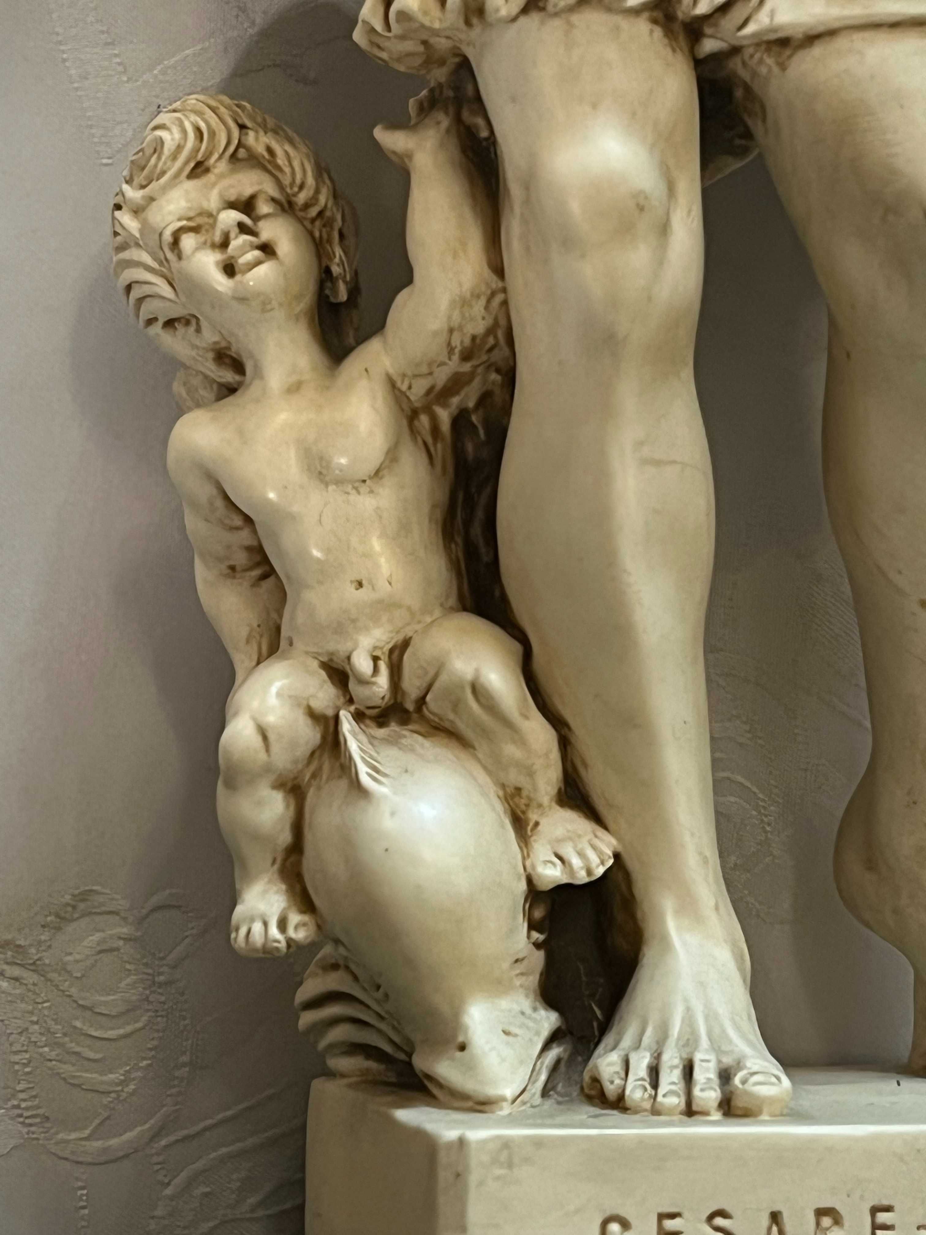 Alabastrowa rzeźba  Augusta z Prima Porta na marmurowej podstawie