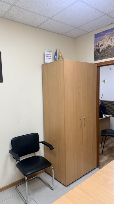 Офісний стіл та меблі