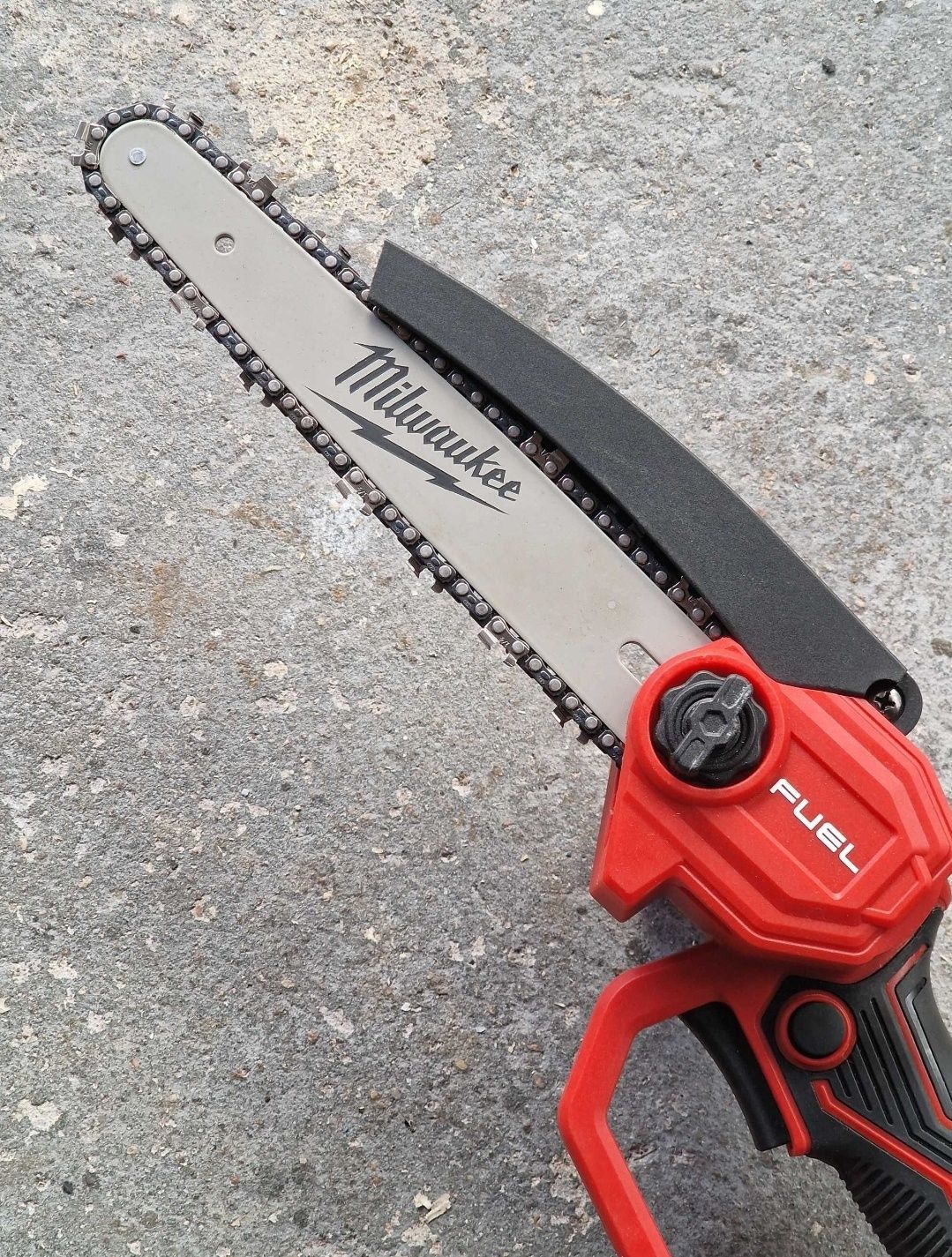 piła pilarka łańcuchowa Milwaukee M18 18V akumulatorowa na akumulator