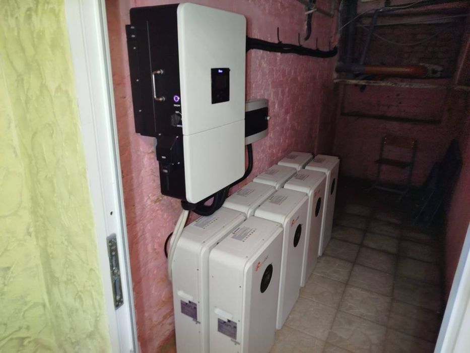 Deye Інвертори акумуляторні батареї, сонячні панелі