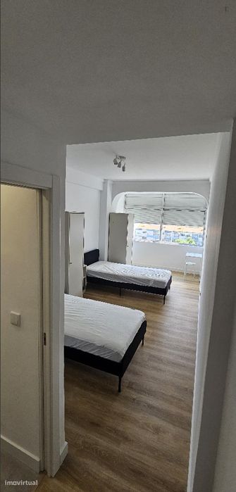 806818 - Quarto com várias camas, com casa de...