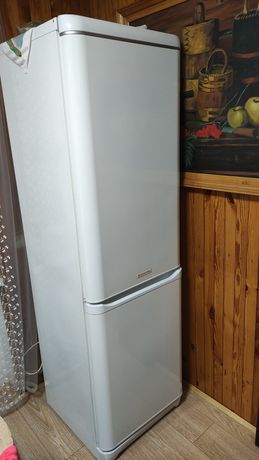 Холодильник Ariston + телевізор Philips