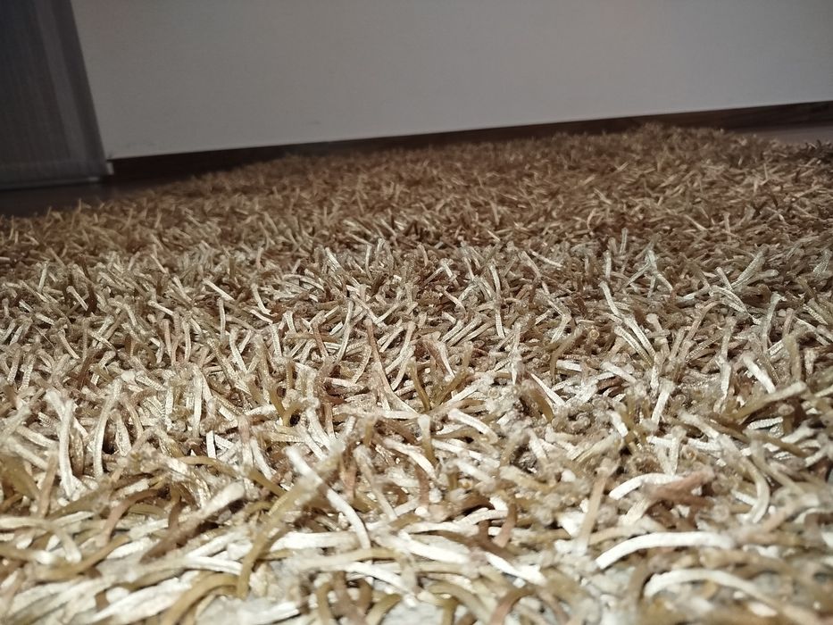 Carpete beje,  com 140 por 200