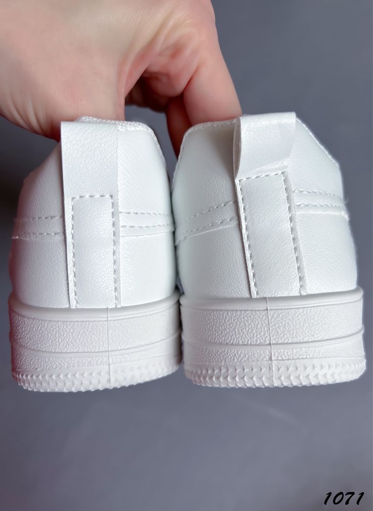 Кросівки білі дитячі на липучці