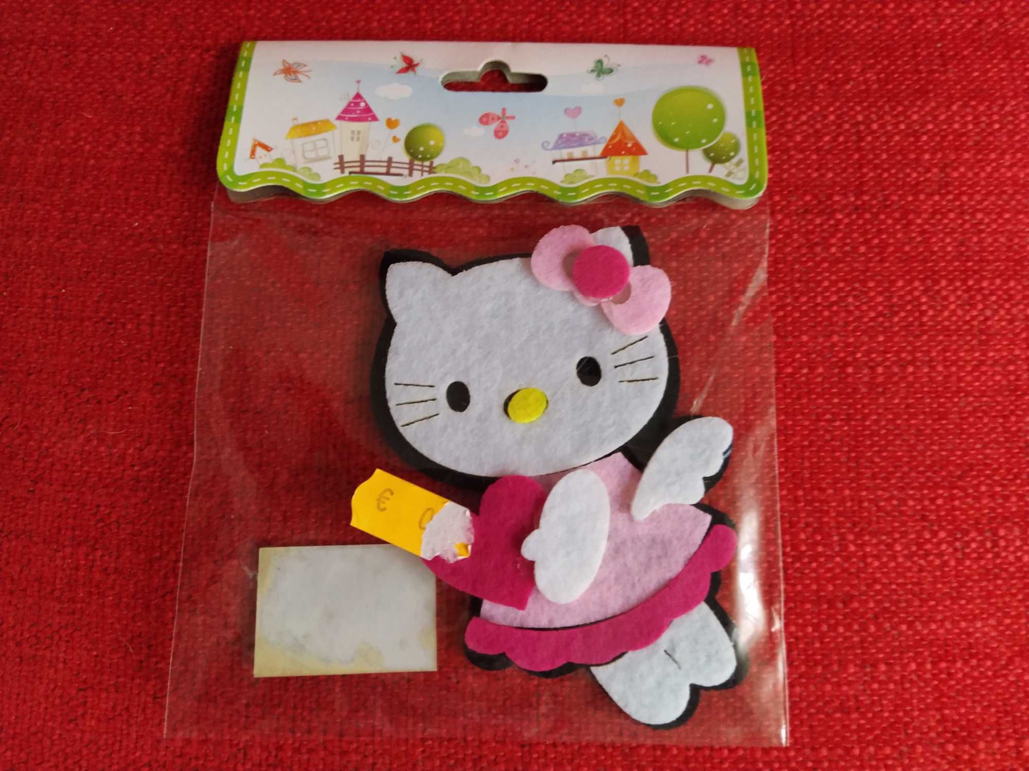 Boneca Hello Kitty em Feltro tons de rosa e branco