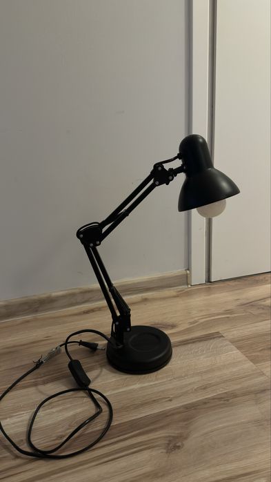 Lampa czarna na biurko