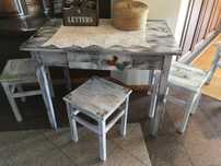 Zestaw mebli w stylu shabby chic – stół + 4 taborety