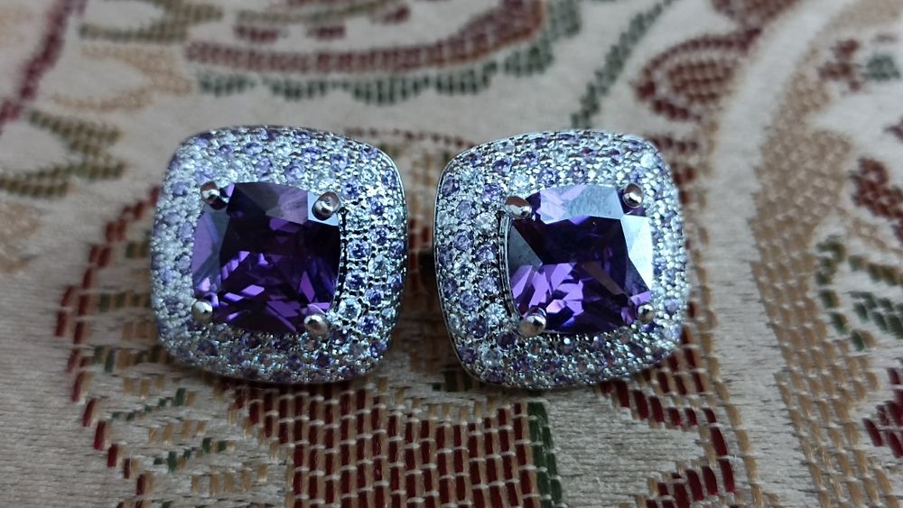 Серьги,кульчики,сережки с камнем