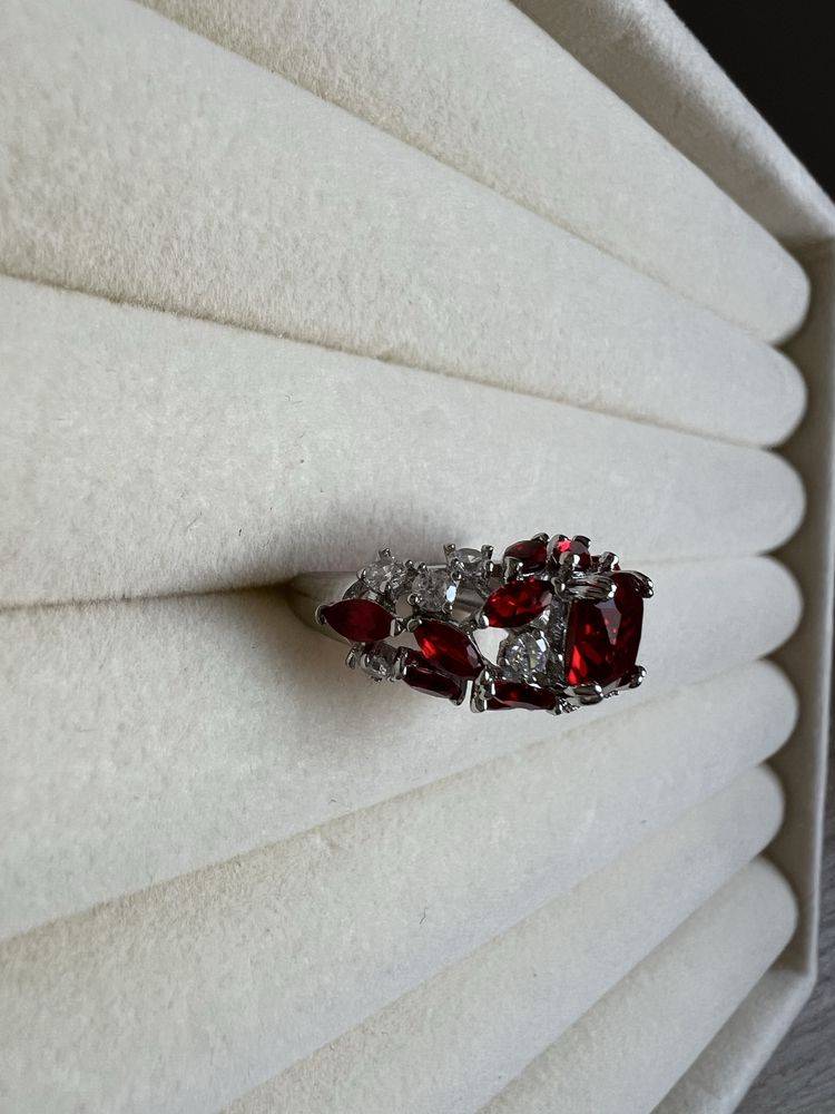 Elegancki pierścionek – Rubinowy Blask