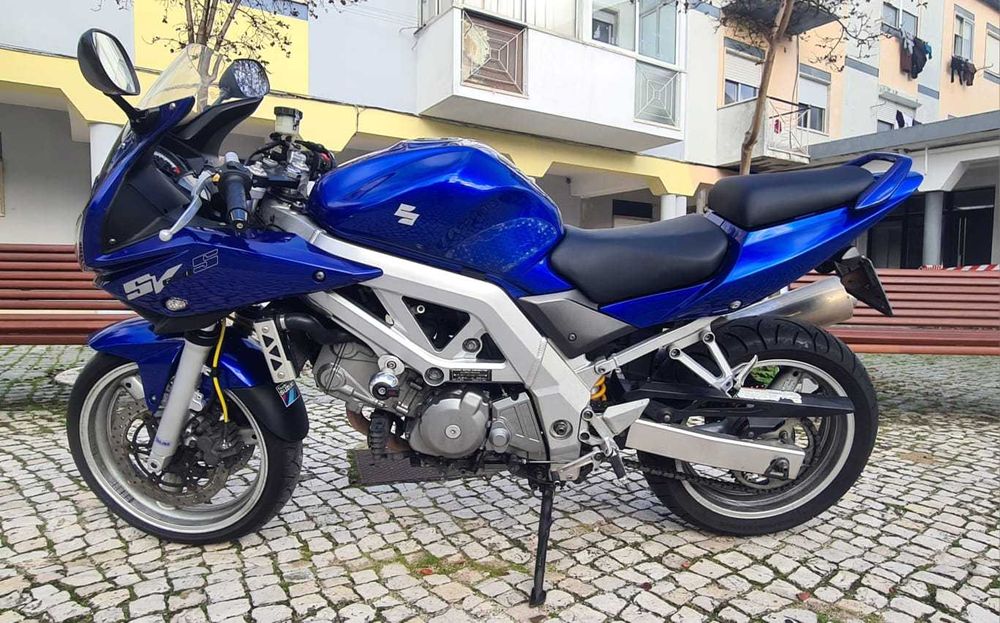 Suzuki SV650S  de 2005 (com suspensão nova Ohlins)