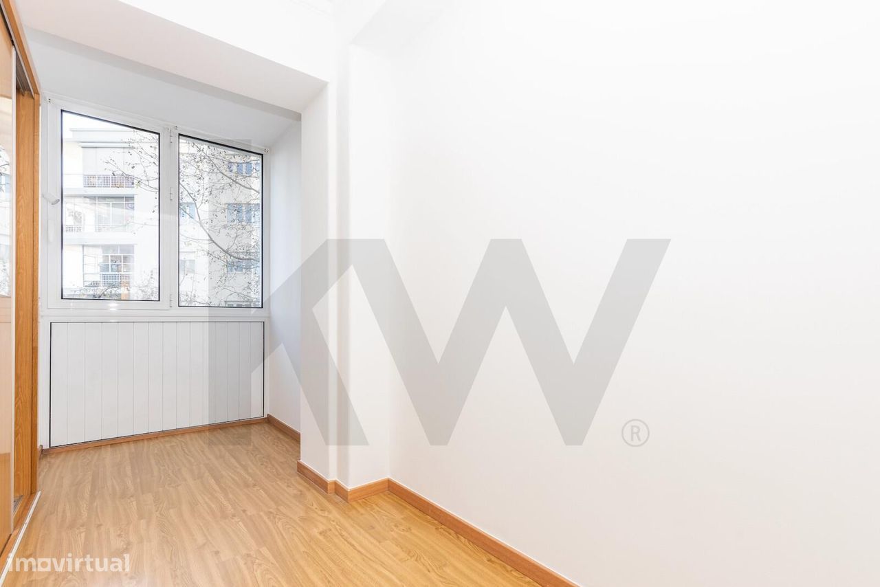 Apartamento T1 transformado em T2 na Av. Estados Unidos da América.