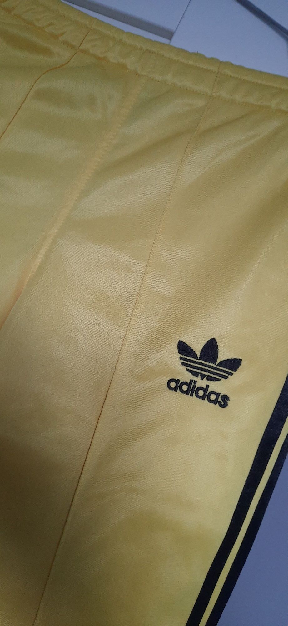 Żółte dresy Adidas r.S