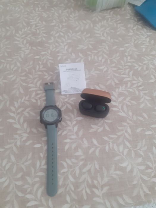 Relógio alemão e auricolares