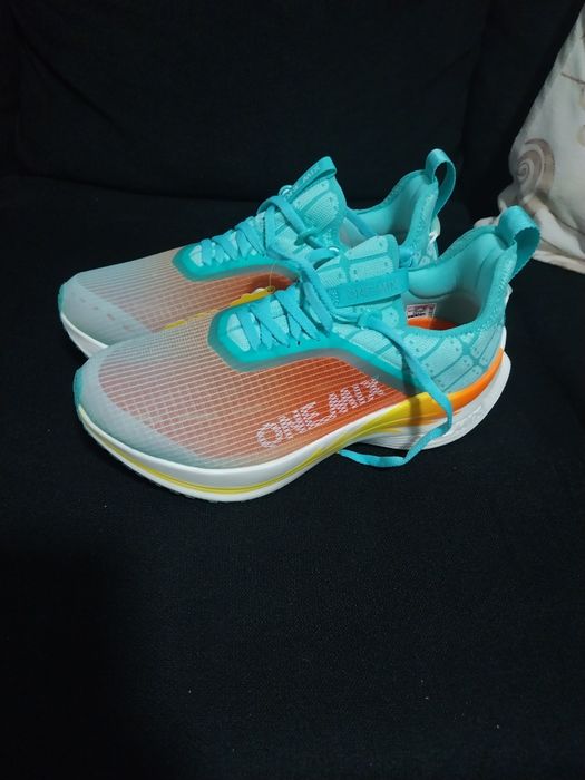 Tenis novos com etiqueta