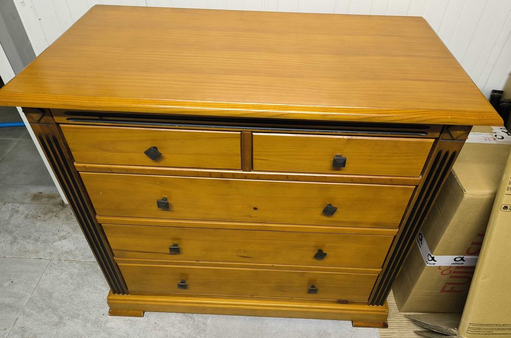Cômoda  4 gavetas e mesa de cabeceira de pinho mel