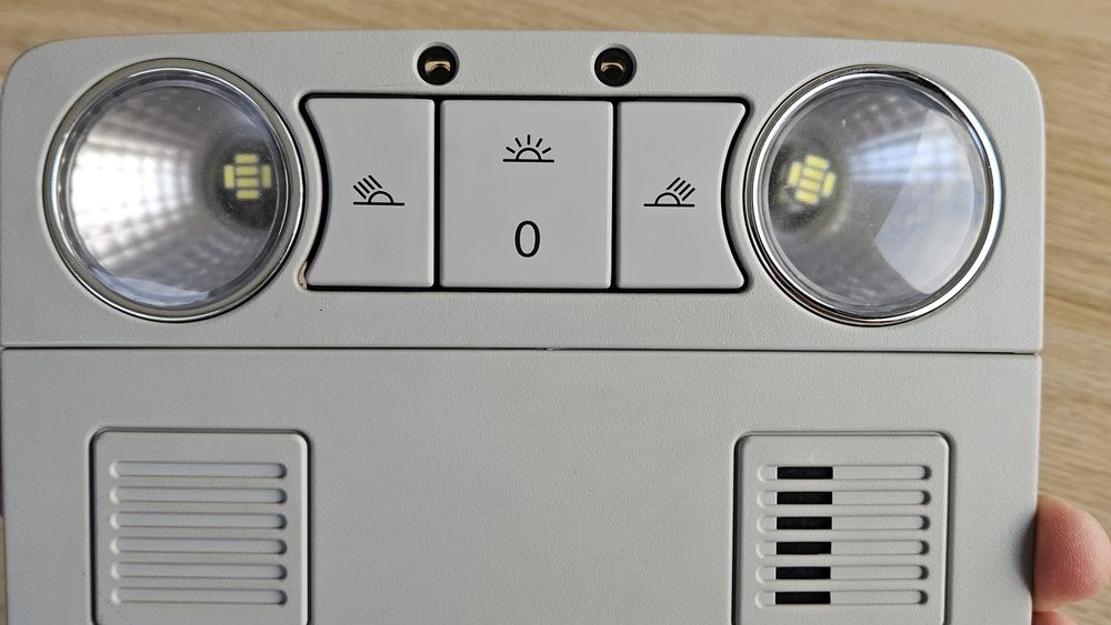 Lampka wnętrza Skoda Superb 2 szary