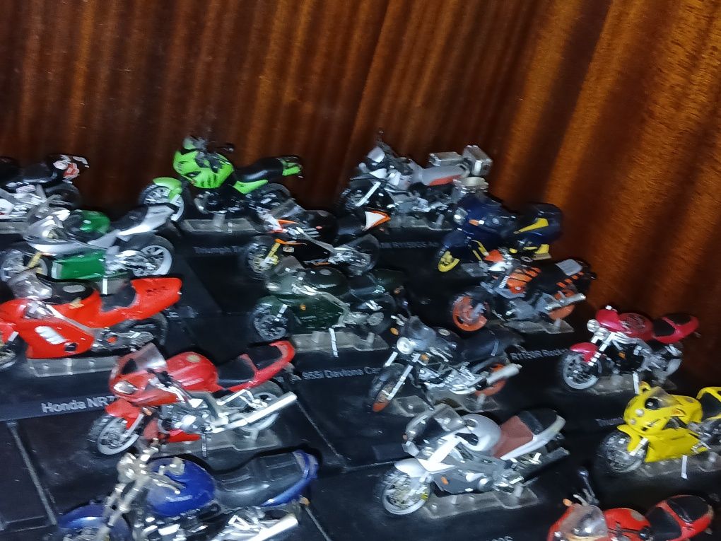 Coleção 24 motos por  150 €
